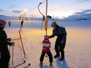 Il personale aiuta i bambini a salire