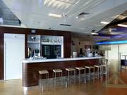 Il bar al piano superiore presso la pista da sci coperta di Terneuzen