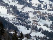 Vista su St. Oswald con il villaggio turistico Kirchleitn