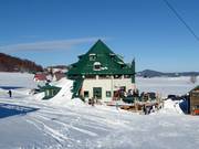 Après-ski sulla terrazza soleggiata del ristorante Koliba