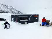 Piccolo chiosco presso il tappeto mobile