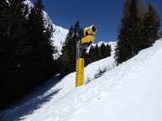 Potente cannone da neve sulla pista di rientro a valle