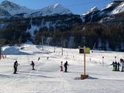 Le piste facili nella zona a valle sono servite da skilift a piattello dedicati.