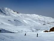 Vista sui pendii di neve fresca Laguna de las Yeguas