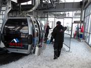 Personale attento alla funivia