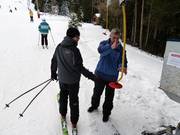 Il personale aiuta a salire sulla sciovia a piattello