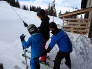 Il personale cordiale porge la barra di sicurezza