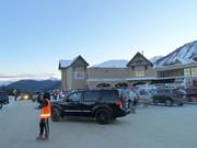 Cortesi addetti al parcheggio regolano il traffico nel parcheggio.