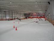 Kicker e rail nello snowpark al coperto