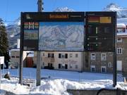 Tabellone informativo con stato attuale alla stazione a valle