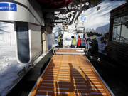 Il personale aiuta a salire sulle seggiovie.