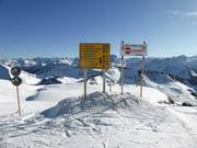 Tabellone informativo a un bivio