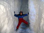 I bambini si divertono nel mondo della neve