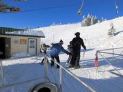 Alla sciovia, l’asta viene sempre passata.