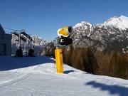 Potente cannone della neve nel comprensorio sciistico Alpe Lusia
