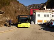 Autobus di linea alla stazione a valle Merano