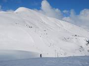 Piste sui monti erbosi sopra Le Corbier