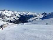 Passando accanto alla stazione a valle della seggiovia a 6 posti Lärmstange si arriva al Tuxer Fernerhaus.