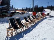 Sedie a sdraio presso la stazione a valle Kopaonik Center