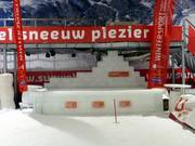 Il bar di ghiaccio nella pista coperta di sci