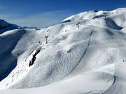 Tracce nella neve fresca presso la funivia di vetta