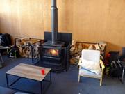 Rilassarsi accanto alla stufa alla stazione a valle