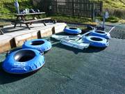 I gommoni da tubing aspettano gli slittinisti