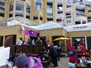 Il bar Le Spot ai margini del paese