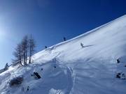 Pendii di neve fresca nell’area sciistica