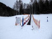 Come mezzo di risalita è disponibile un tappeto mobile