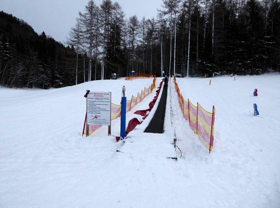 Come mezzo di risalita è disponibile un tappeto mobile