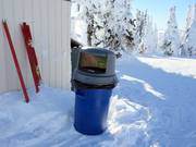 Grandi cestini per i rifiuti presso le stazioni