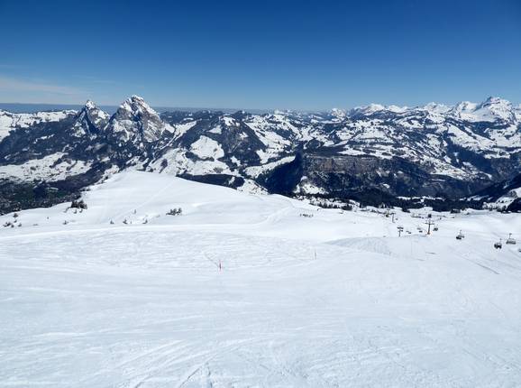 Ampie piste al Fronalpstock con vista sui Mythen