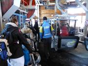 Il personale offre assistenza all'ingresso presso la stazione a valle.