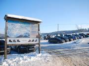 All’ingresso del parcheggio si trova questo pannello informativo