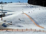 Piccola pista da slittino accanto alle piste facili