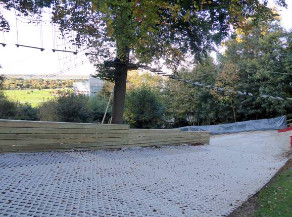 Partenza della Main Slope nell’area sciistica secca The Oakwood