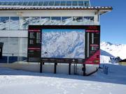 Tabellone panoramico con informazioni aggiornate nell’area sciistica di Ischgl