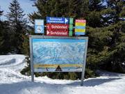 Segnaletica delle piste con mappa delle piste nell’area sciistica