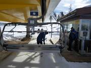 Alla seggiovia, i bambini vengono aiutati a salire