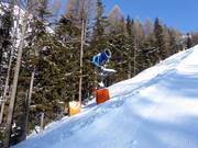 Potente cannone da neve sulla pista di valle