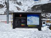 Tabellone informativo al punto di raccolta della scuola di sci a Saas-Fee