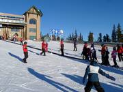 I bambini sono in buone mani sul tappeto mobile