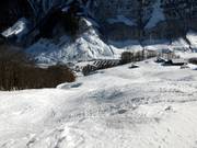 Tracce nella neve fresca fuori dalla discesa a valle