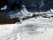 Tracce in neve fresca vicino alla della discesa a valle