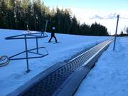 Tappeto magico/nastro trasportatore alla stazione intermedia