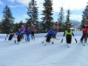 Mauro Bernardi - il primo maestro di sci per persone con disabilità in Italia - con il suo gruppo