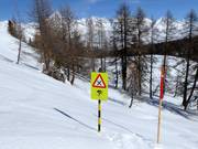 Avvisi di sicurezza ai bordi delle piste