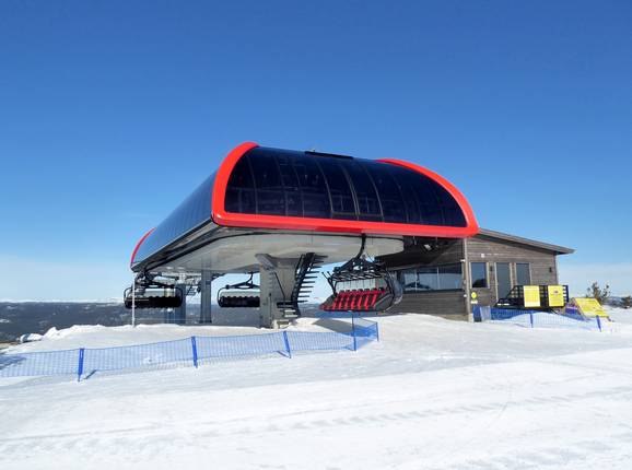 Nesfjellet Express - 8pers.| Seggiovia ad alta velocità (ad agganc. autom.) con cupola di prot. e riscald. sedile