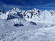 Discesa del ghiacciaio Morteratsch con vista sul Piz Bernina (4049 m) e sul Piz Morteratsch (3751 m)